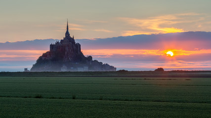 Obraz premium Beautiful panoramic view of famous Le Mont Saint-Michel tidal island at sunrise. Normandy, northern France