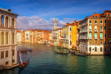Obraz na płótnie Canvas Rialto bridge in Venice, Italy. Venice Grand Canal. Architecture and landmarks of Venice. Venice postcard with Venice gondolas