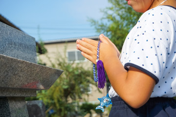 a visit to a Japanese grave.  worship.　日本のお墓参り　子供の手