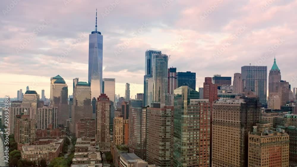 Wall mural Slow rotation around Lower Manhattan skyline at sunset.