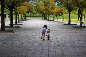 公園で自転車に乗る子供