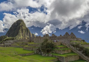 Foto op Canvas Blauwe bewolkte hemel boven de ruïnes van Machu Picchu in Peru © Cristin