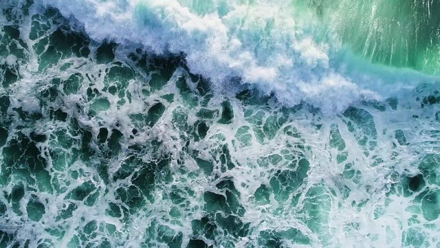 激しい海の波