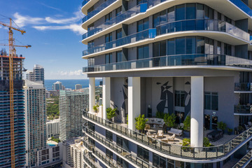 Aerial Miami Brickell highrise tower with recreational amenities area - obrazy, fototapety, plakaty