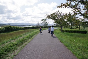 公園で自転車に乗る子供