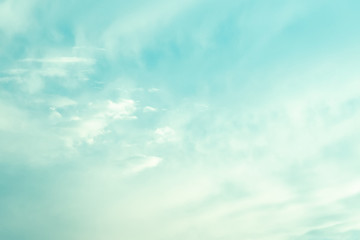Obraz premium Gentle blue sky with soft, wispy clouds, creating a peaceful and minimalistic atmosphere. Ideal for nature, sky, and background themes in design projects.