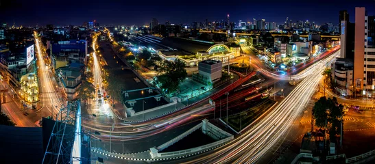 Zelfklevend Fotobehang BANGKOK, THAILAND - MAY 12, 2018 : Bangkok Panorama View with Twilight Sky at beautiful landmark of Bangkok railway station., known as Hua Lamphong station in Bangkok, Thailand. © joesayhello