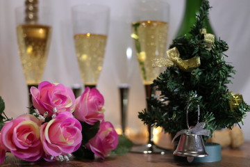 クリスマスツリーと薔薇の花とシャンパンとシャンパンボトル