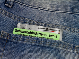 Schwerbehindertenausweis und Gesundheitskarte in einer Hosentasche