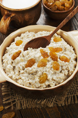 Oatmeal with raisin