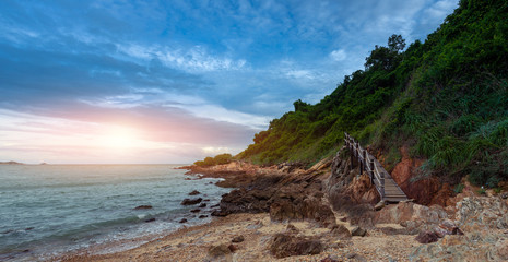 Obraz premium The wooden walkway beside the rock beach at Khao Laem Ya Mu Ko Samet National Park