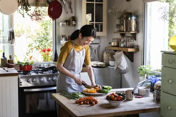 Tissu par mètre Cuisinier Femme japonaise cuisinant dans une cuisine de campagne