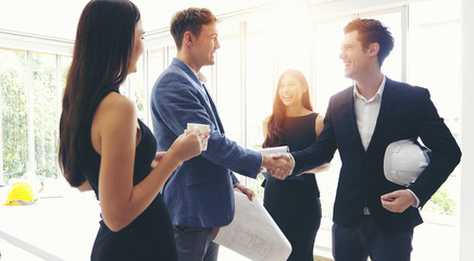 Business people shaking hands and smiling their agreement to sign contract and finishing up a meeting © tuiphotoengineer