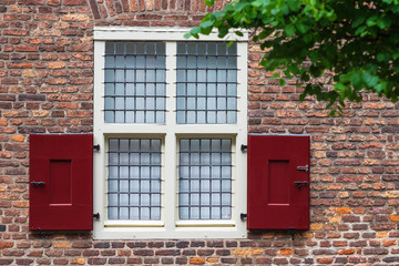 Fenster in einer Backsteinwand