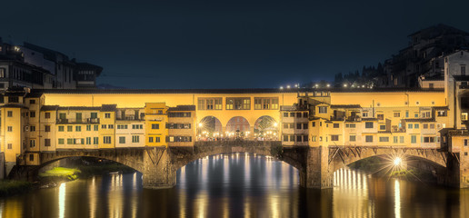 Fototapeta na wymiar Night panoramic view of Vecchio Bridge, Florence