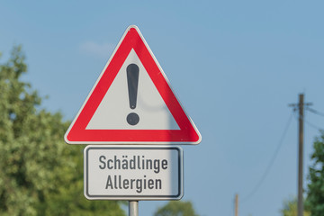 Verkehrsschild Achtung mit dem Zusatz Sch&auml;dlinge , Allergien