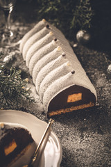 Bûche de Noël au Chocolat et Insert aux Fruits - 227005472