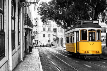 Photo sur Plexiglas Salle Tramway jaune dans les vieilles rues de Lisbonne, Portugal, attraction touristique populaire et destination. Photo en noir et blanc avec un tramway coloré.