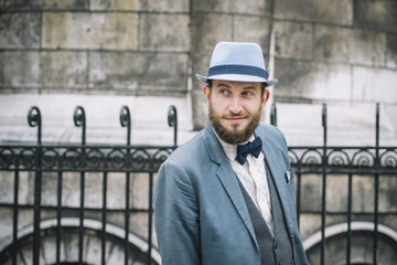 Portrait d'homme au style retro, avec barbe, chapeau et noeud papillon