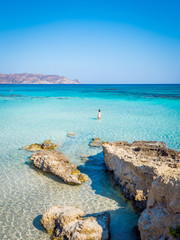 Kreta, Griechenland - 14. Juli 2018: Elafonisi, ein paradiesischer Strand mit türkisfarbenem Wasser, eine Insel in der Nähe der südwestlichen Ecke der Mittelmeerinsel Kreta, bekannt für ihre rosa Sandstrände
