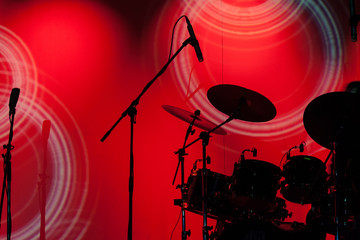 Schlagzeug und Mikrofon in rotem Licht 