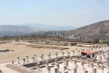 Obraz premium Ruins and city