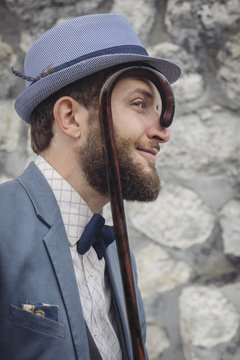 Portrait d'un homme &agrave; barbe au chapeau et &agrave; la canne