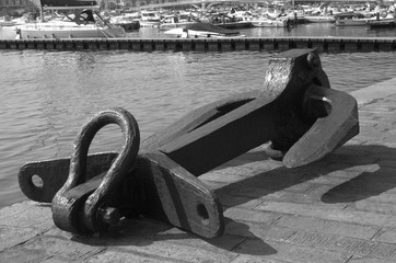 Profumo di mare e di passato con questa grossa e vecchia ancora fotografata su un porto italiano.