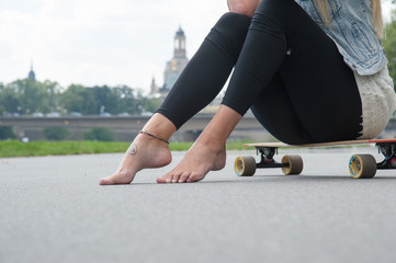 Skatergirl girl beim skaten longboard fahren ausruhen barfuß füße