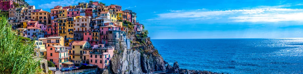 Fototapeten Panoramablick auf das farbenfrohe Stadtbild auf den Bergen über dem Mittelmeer, Cinque Terre, Italien © Guy