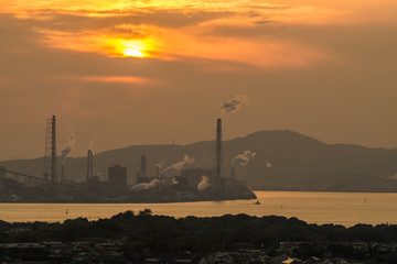 Fototapeta premium 海峡と製鉄所の夕暮れ
