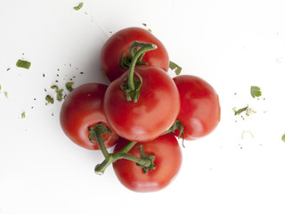 Montón de tomates de rama apilados y vistos cenitalmente