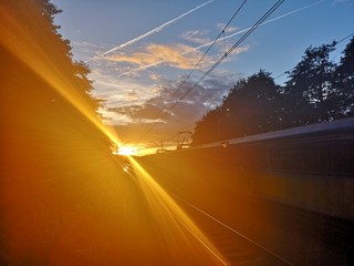 zachód słońca, pociąg, niebo, drzewa, tory, wieczór © Joanna