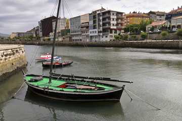 Vista de puerto marítimo de Rianxo en Galicia