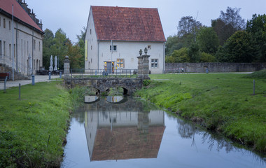 Fototapeta na wymiar Wasserspiegelung eines Gebäudes von Kloster Gravenhorst