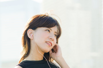 イヤフォンで音楽を聴く女性