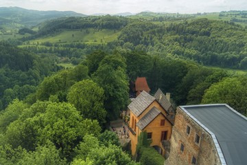 widok z wieży zamkowej na zamek i okolice