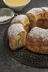 Buchtel mit Marillen Konfitüre