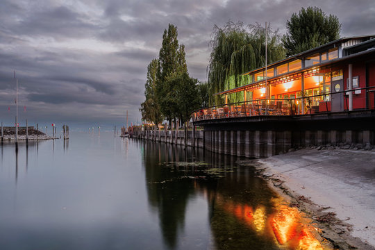Im Hafen von Immenstaad am Bodensee abends