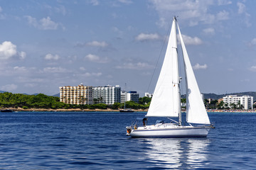 Obraz premium Segeljacht Mittelmeer Hochhaus Cala Millor