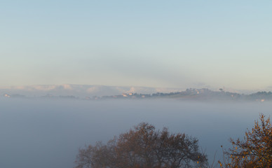 Fototapeta na wymiar La nebbia nella valle