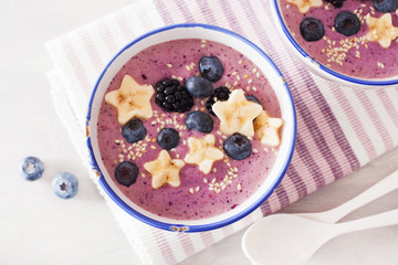 healthy berry smoothie bowl with banana and sesame seed