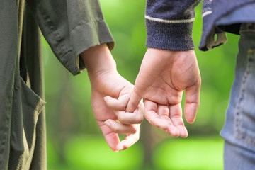 手をつなぐカップル（ボディパーツ・アップ）