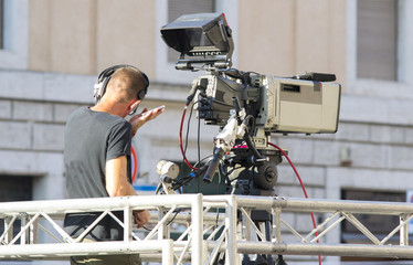 cameraman riprende un evento a Roma