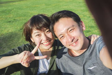 自分たちの記念写真を撮るカップル