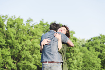 愛情いっぱいで抱き合うカップル