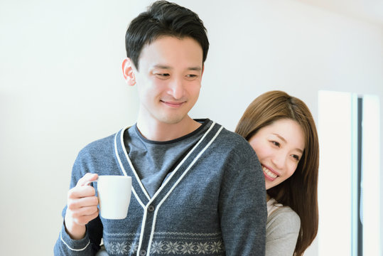 男性に後ろから抱きつく女性 Buy This Stock Photo And Explore Similar Images At Adobe Stock Adobe Stock