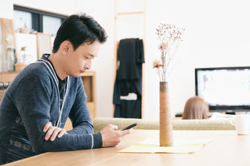 スマートフォンを見る男性
