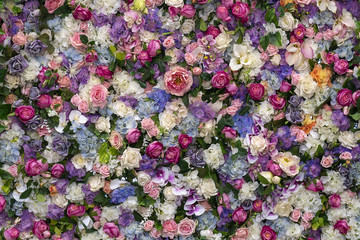 Fototapeta premium Tło kwiaty. Róże i lilie. Miejsce na tekst