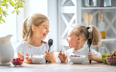 children having breakfast